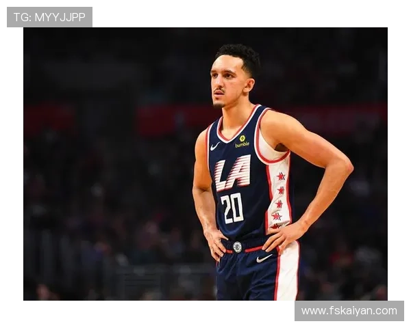 浓眉哥休赛期天天喝蛋白粉当水，家里冰箱塞满鸡胸肉，邻居说他半夜还在车库举轮胎